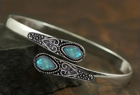 Silver and emerald bracelet